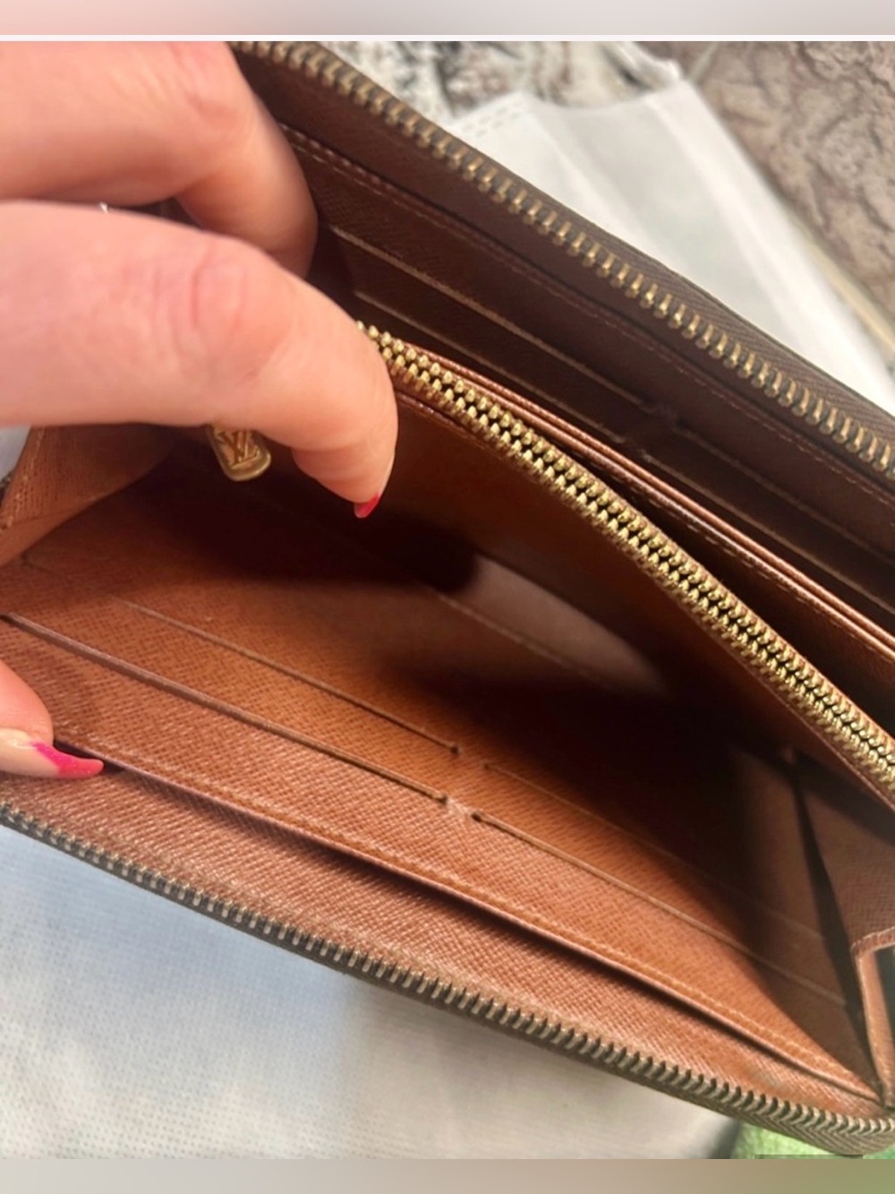 Louis Vuitton Monogram Zippy Wallet - Classic Brown Canvas - GUC - Picture 10 of 15
